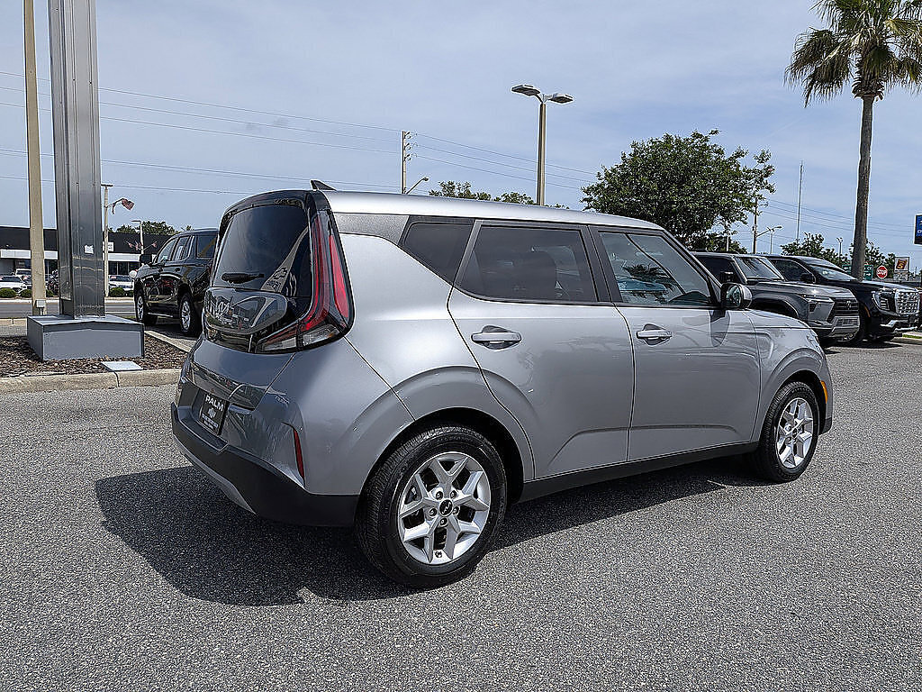 Used 2023 Kia Soul LX w/ LX Technology Package FWD image 3
