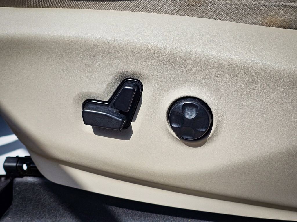Used 2017 Chrysler Pacifica Limited w/ UConnect Theater Package image 15