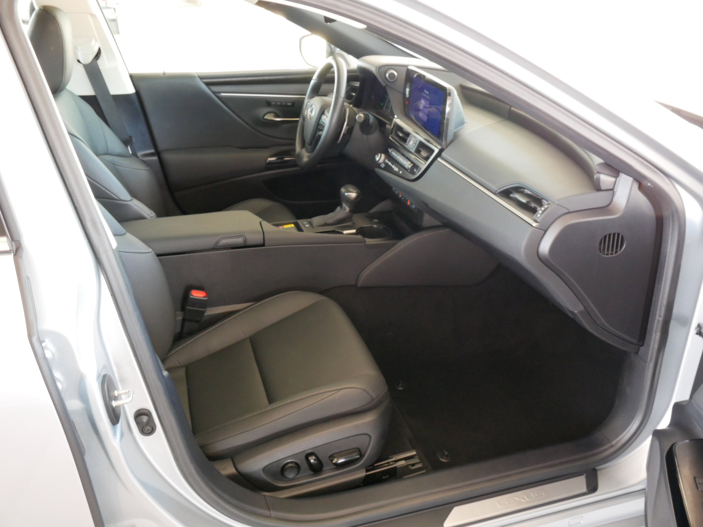 Certified 2025 Lexus ES 300h w/ Premium Package FWD image 10