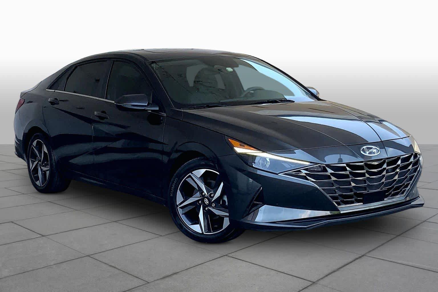 Used 2022 Hyundai Elantra SEL w/ Convenience + Premium Package FWD image 3
