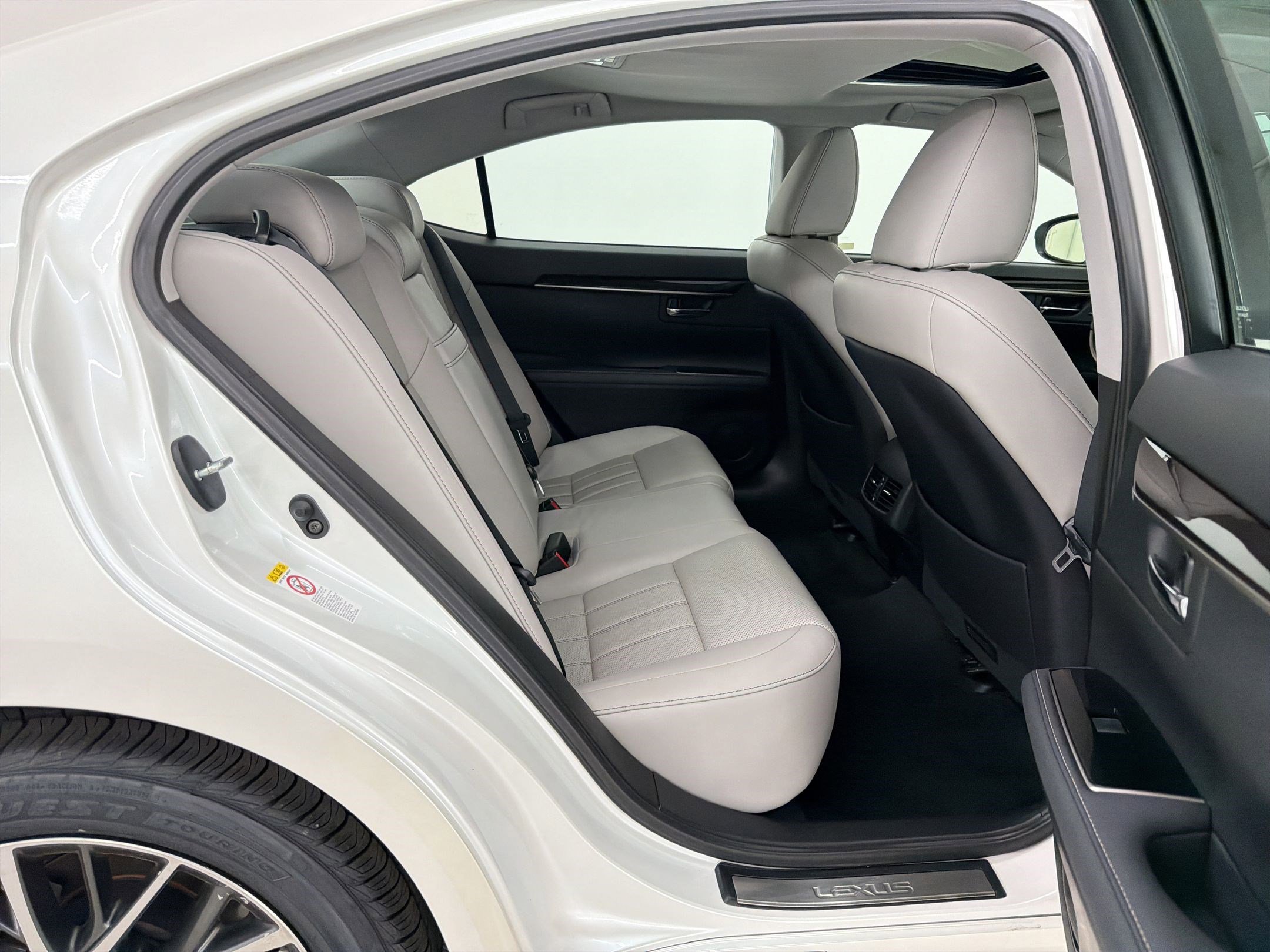 Used 2018 Lexus ES 350 w/ Luxury Package w/Wood Trim image 28