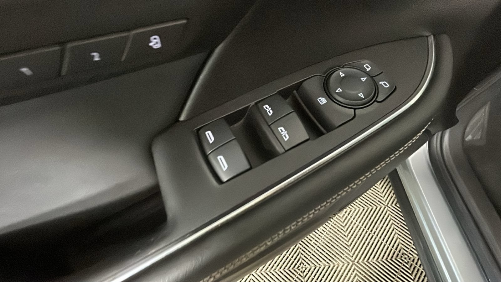 Used 2023 Buick Envision Essence AWD/4WD image 12