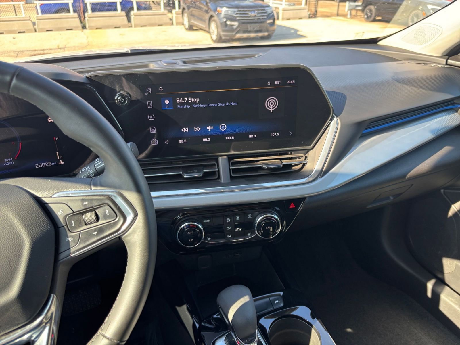 Used 2025 Chevrolet Trax LT w/ LT Convenience Package FWD image 17