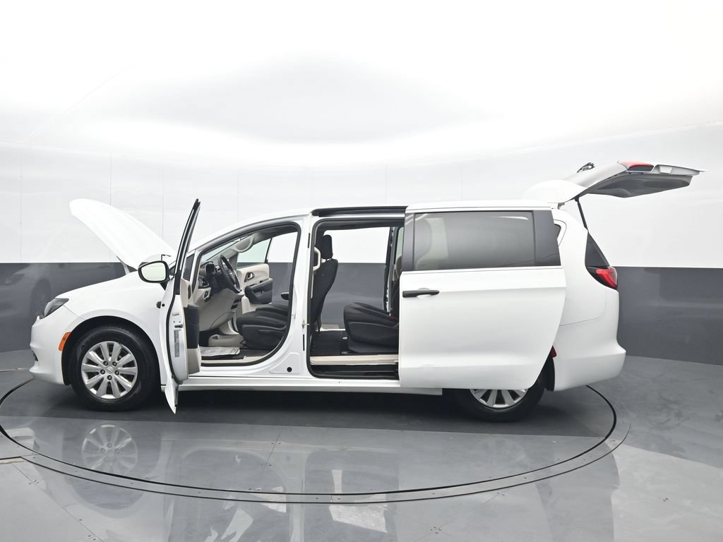 Used 2020 Chrysler Voyager L FWD image 38