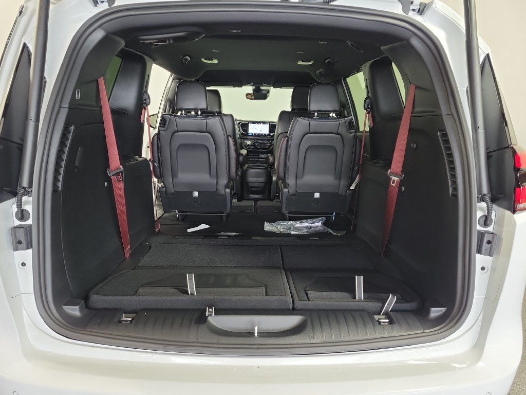 New 2027 Chrysler Pacifica Select FWD image 26