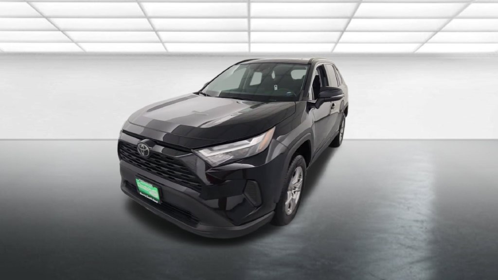 Used 2024 Toyota RAV4 XLE FWD image 2