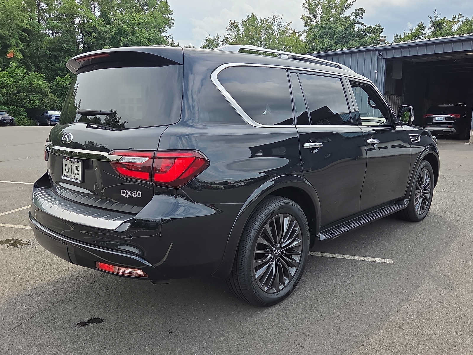 Used 2024 INFINITI QX80 Sensory AWD/4WD image 4