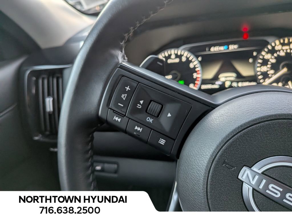 Used 2025 Nissan Pathfinder SV image 28