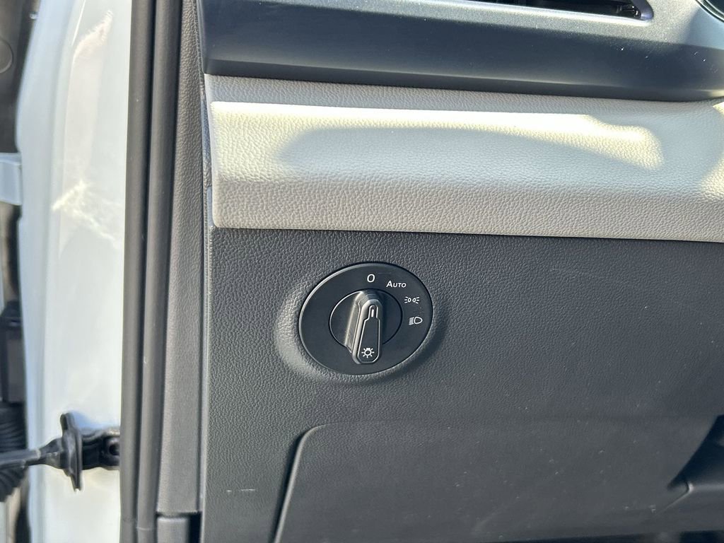 Used 2022 Volkswagen Taos SE w/ Panoramic Sunroof Package image 17