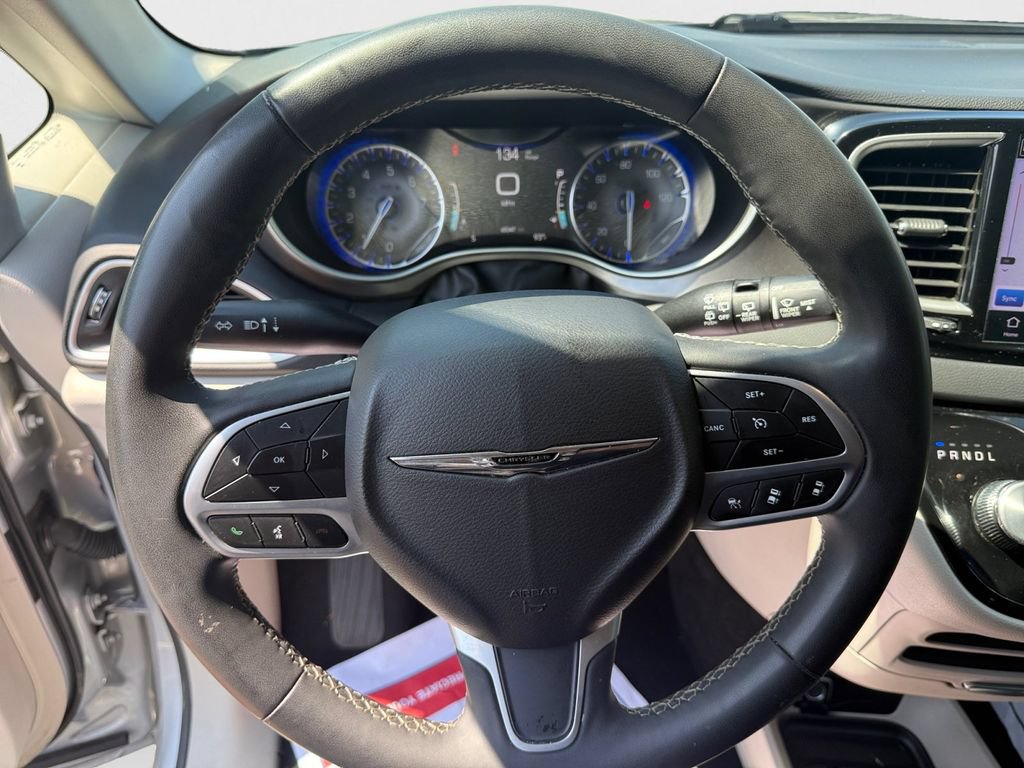 Certified 2024 Chrysler Pacifica Touring-L FWD image 16