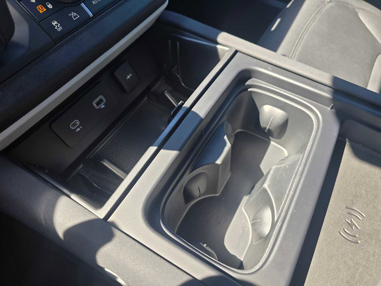 Used 2023 Land Rover Defender 130 SE image 31