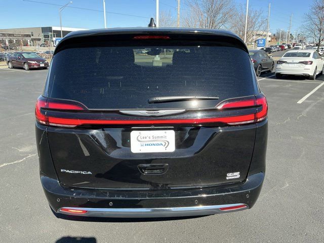 Used 2025 Chrysler Pacifica Select image 4