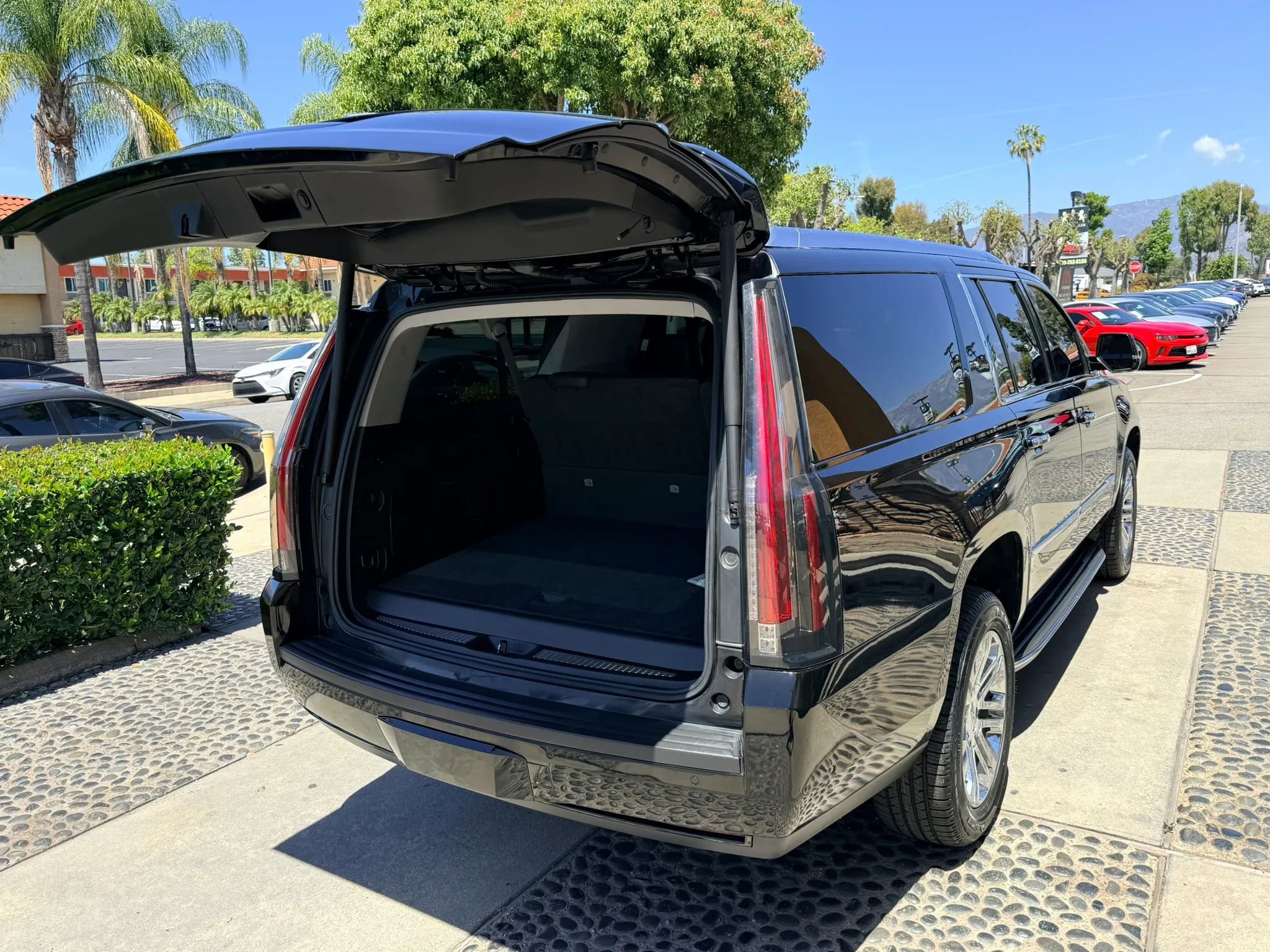 Used 2018 Cadillac Escalade ESV Luxury RWD image 14