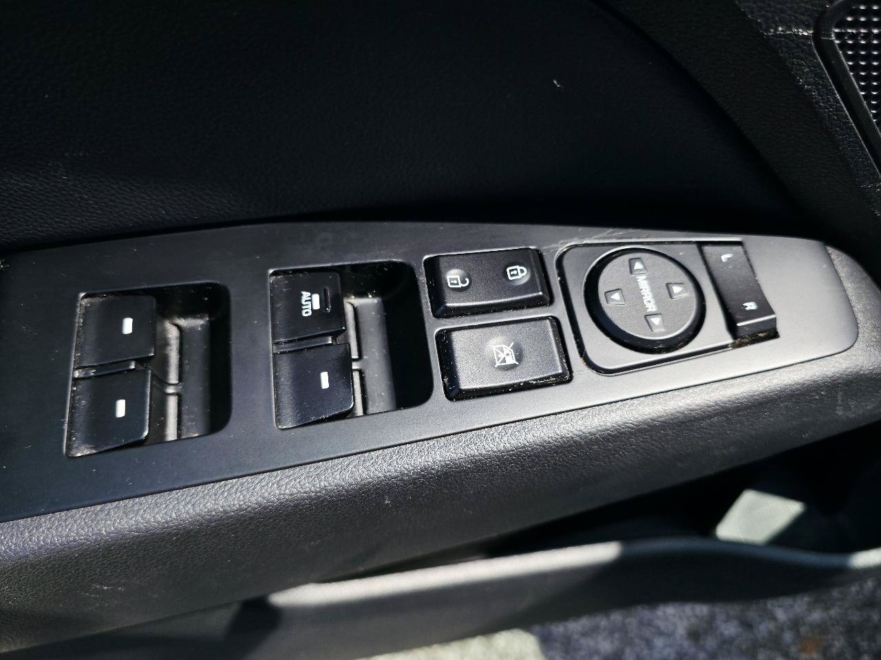 Used 2017 Hyundai Elantra Limited w/ Limited Tech Package 04 FWD image 28