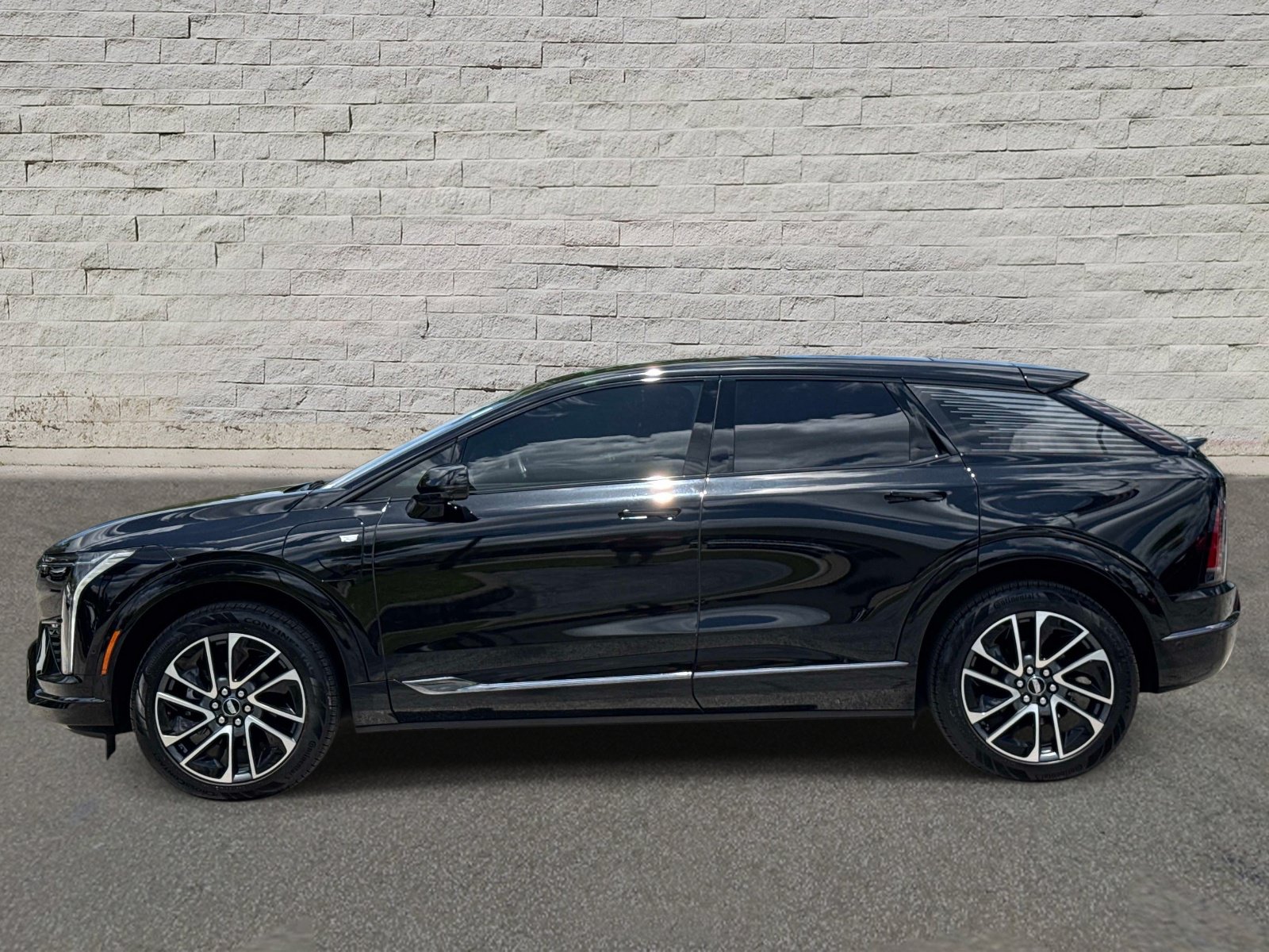Certified 2025 Cadillac Optiq Sport 2 AWD/4WD image 2