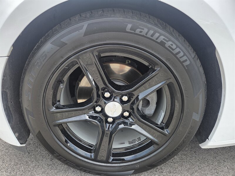 Used 2020 Chevrolet Camaro LT w/ Technology Package RWD image 9