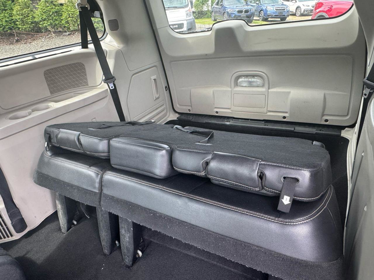 Used 2012 Chrysler Town & Country Touring-L w/ Entertainment Group #2 FWD image 20