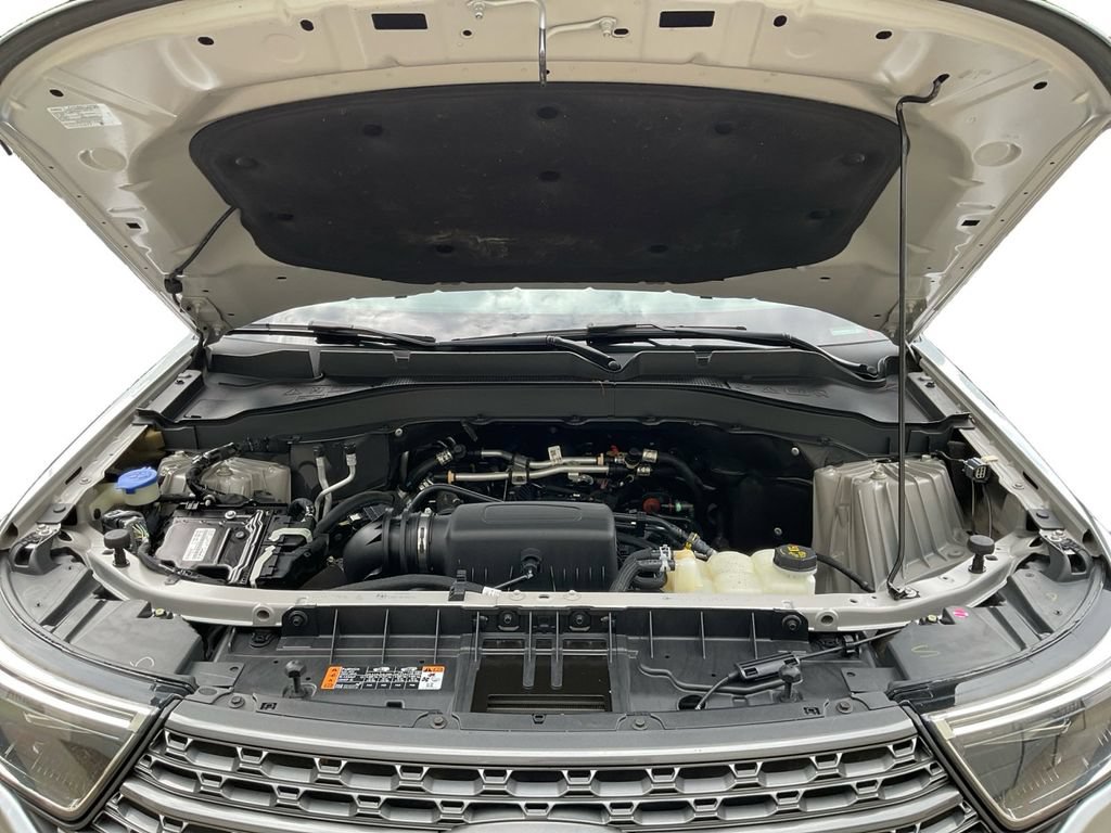Used 2022 Ford Explorer XLT w/ Equipment Group 202A AWD/4WD image 12
