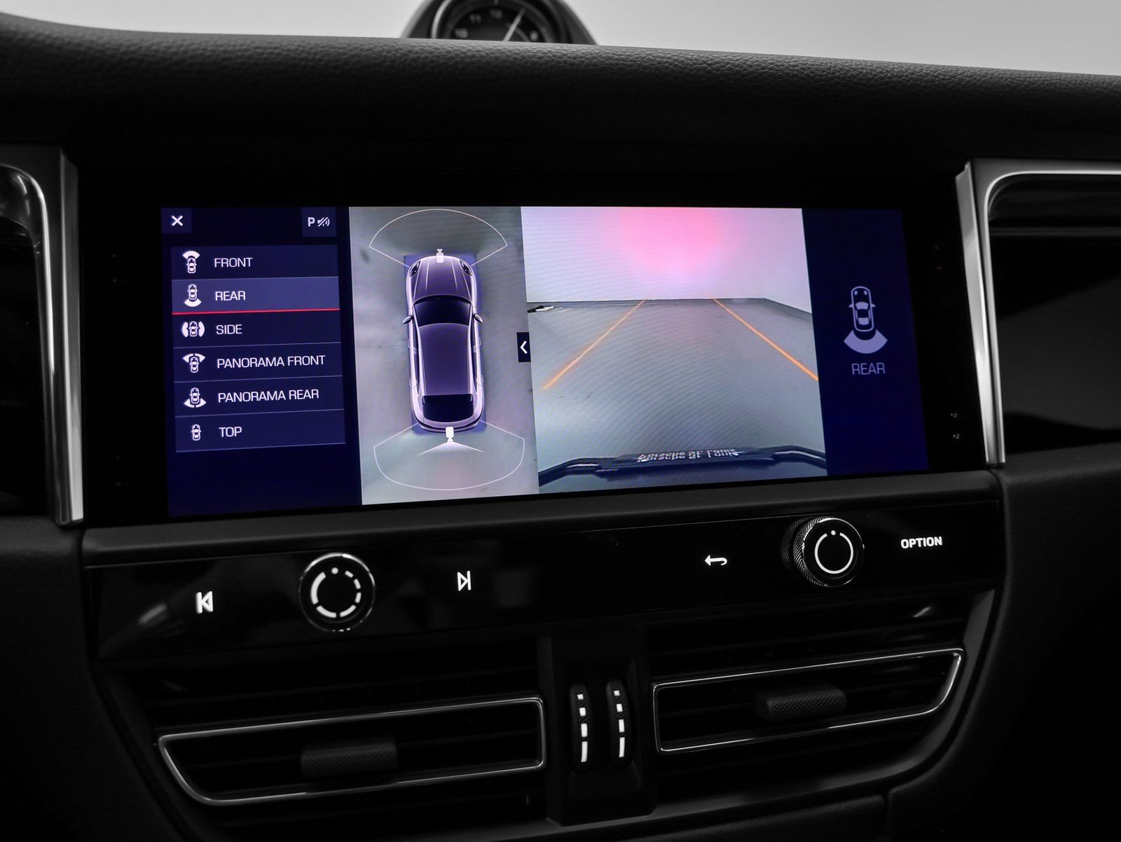 Certified 2025 Porsche Macan AWD/4WD image 35