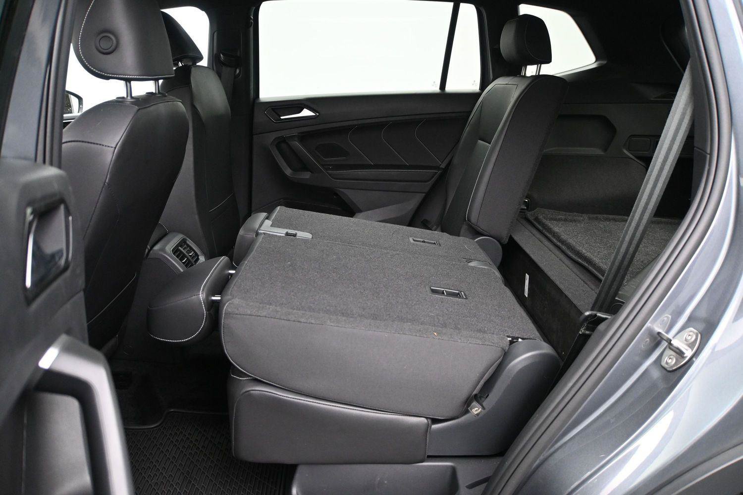Certified 2024 Volkswagen Tiguan SE R-Line AWD/4WD image 9