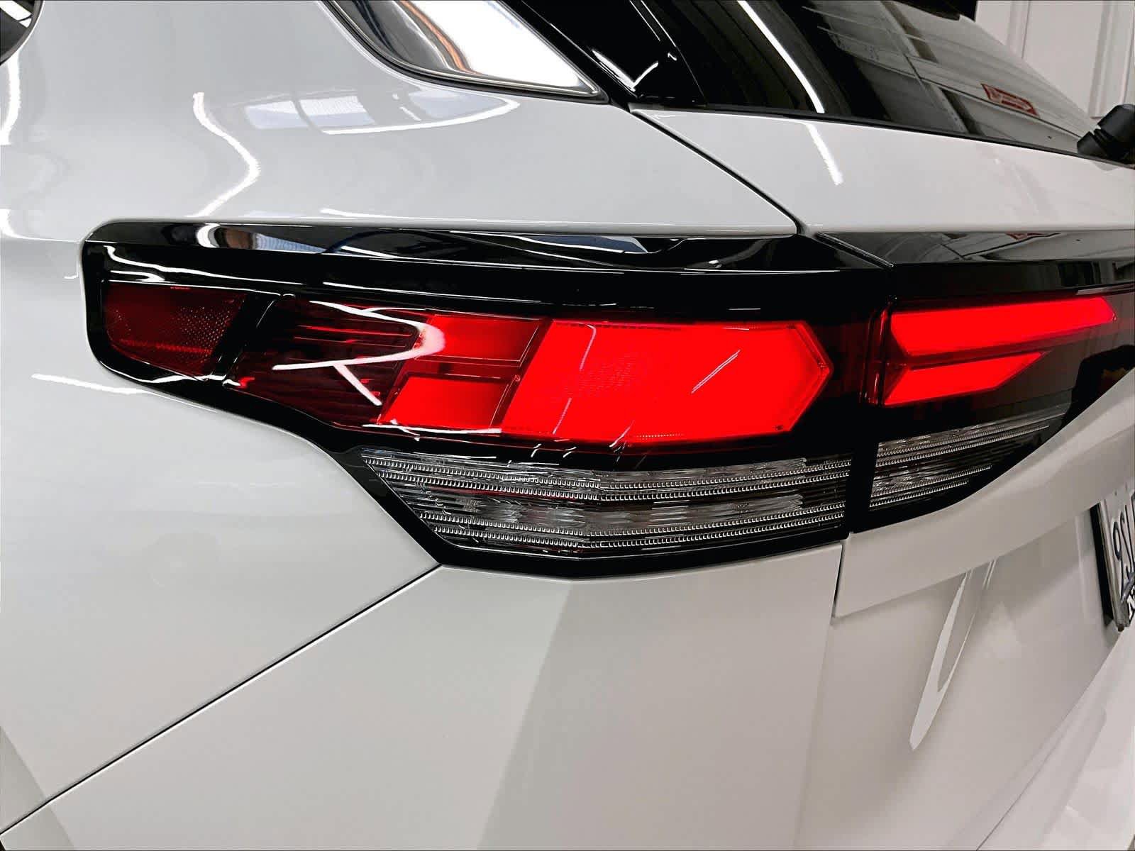 Certified 2025 Volkswagen Tiguan SE FWD image 31
