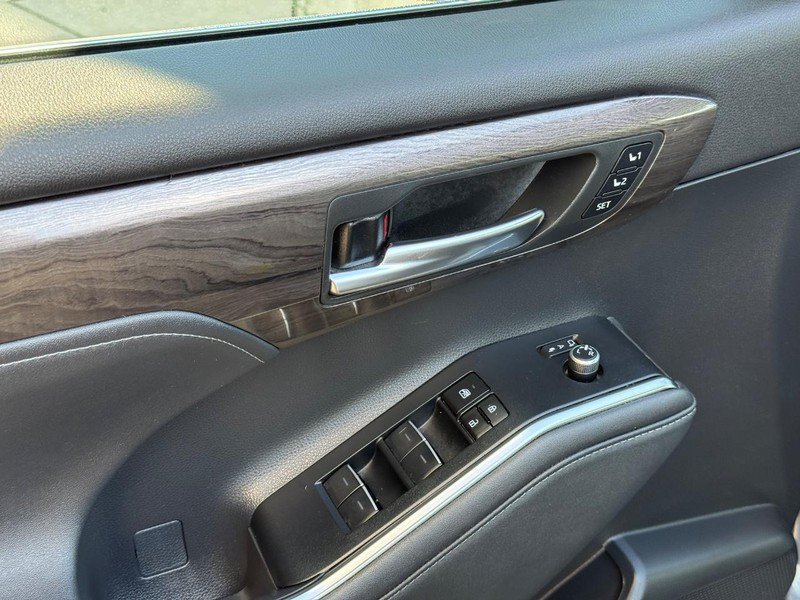 Used 2023 Toyota Highlander Limited AWD/4WD image 19