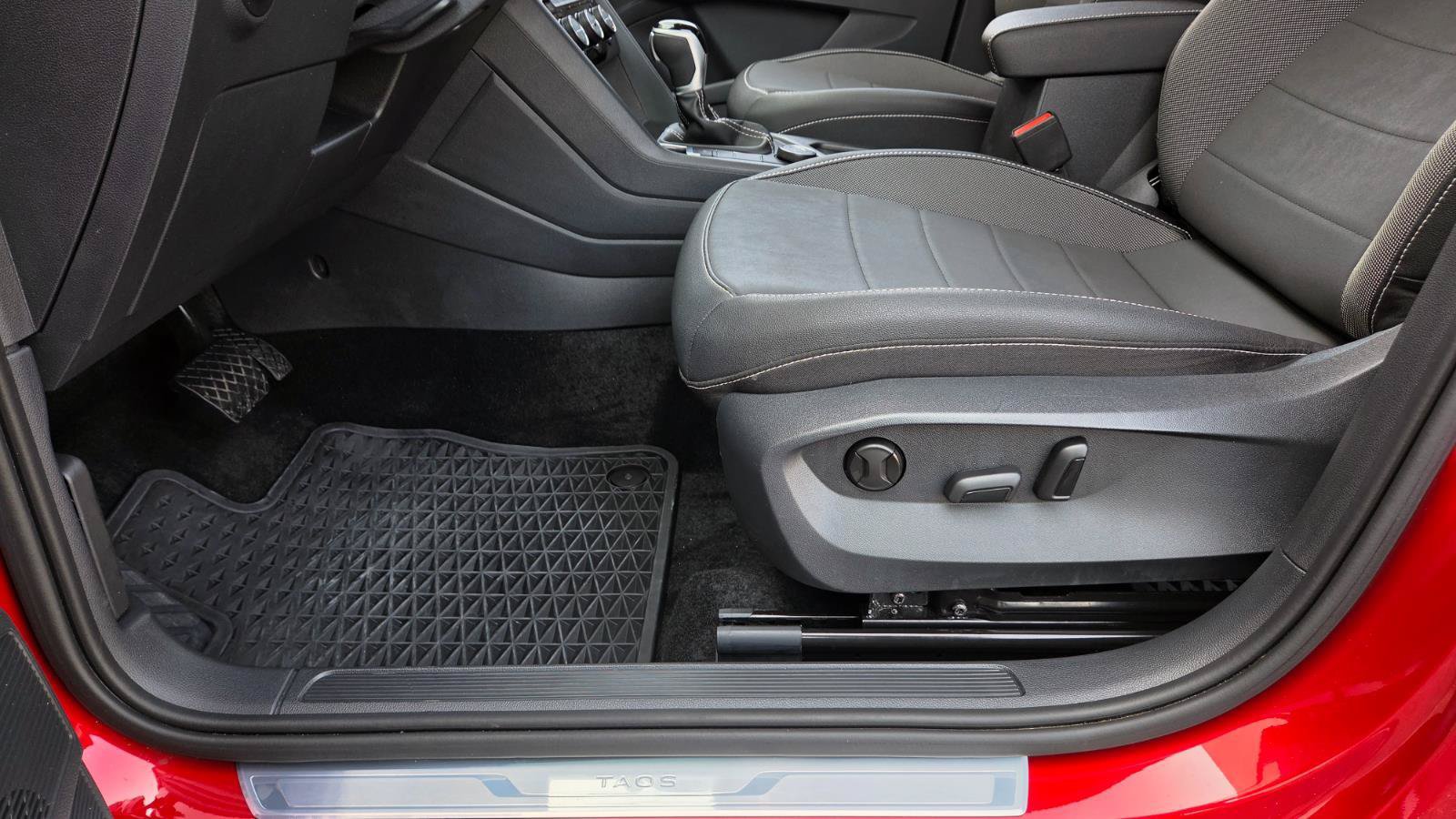 Certified 2024 Volkswagen Taos SE AWD/4WD image 22