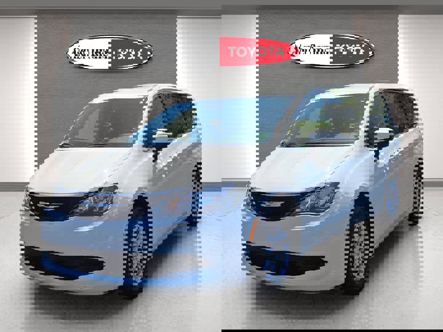 Used 2023 Chrysler Voyager LX image 3