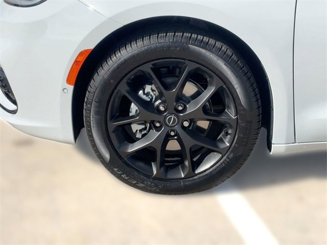 New 2026 Chrysler Pacifica Select w/ S Appearance Package image 12