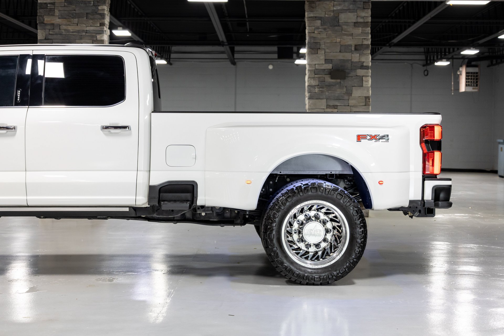 Used 2023 Ford F450 Platinum w/ FX4 Off-Road Package AWD/4WD image 17