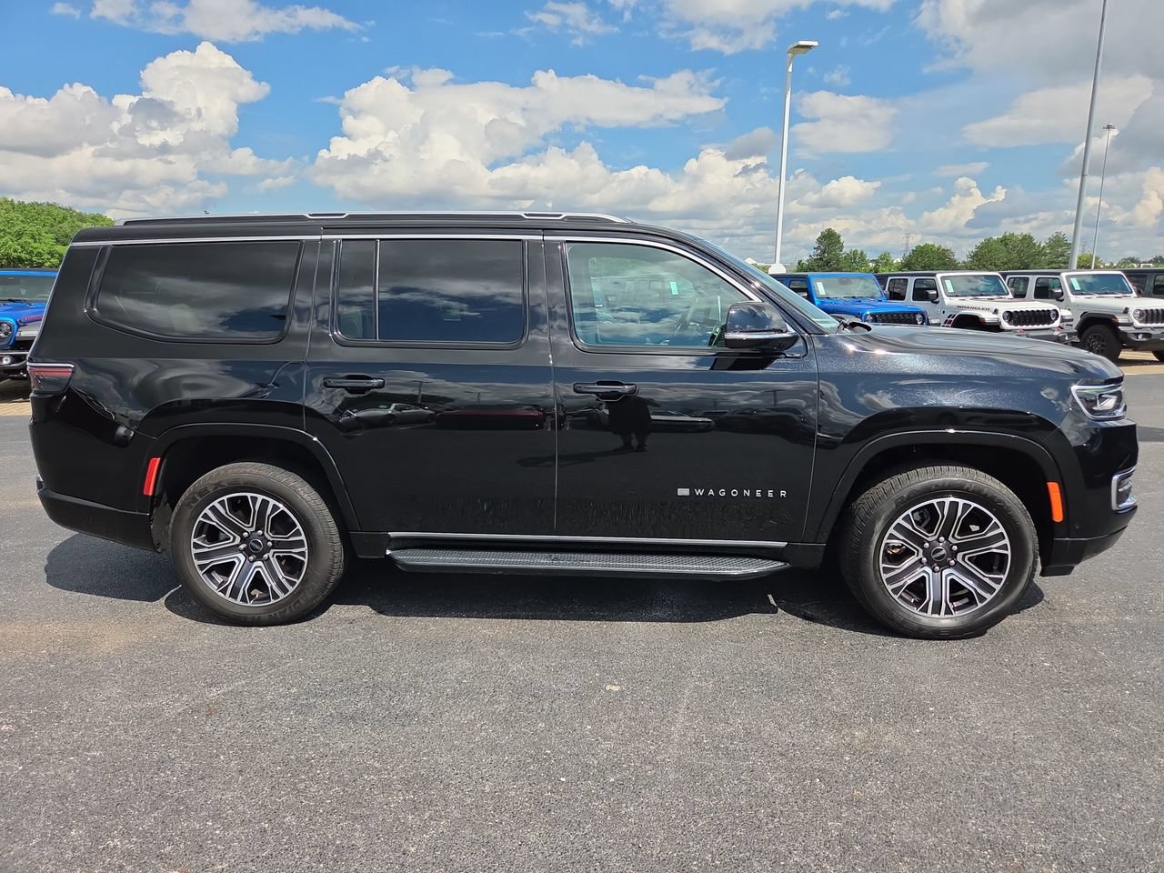 Used 2025 Jeep Wagoneer 4WD image 8