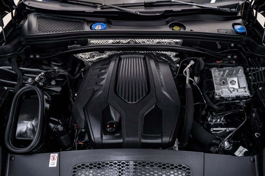 Certified 2025 Porsche Macan image 29