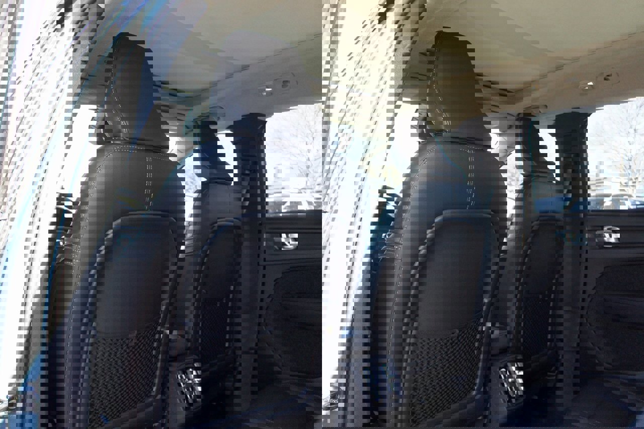 Certified 2025 Volvo XC40 B5 Plus image 30