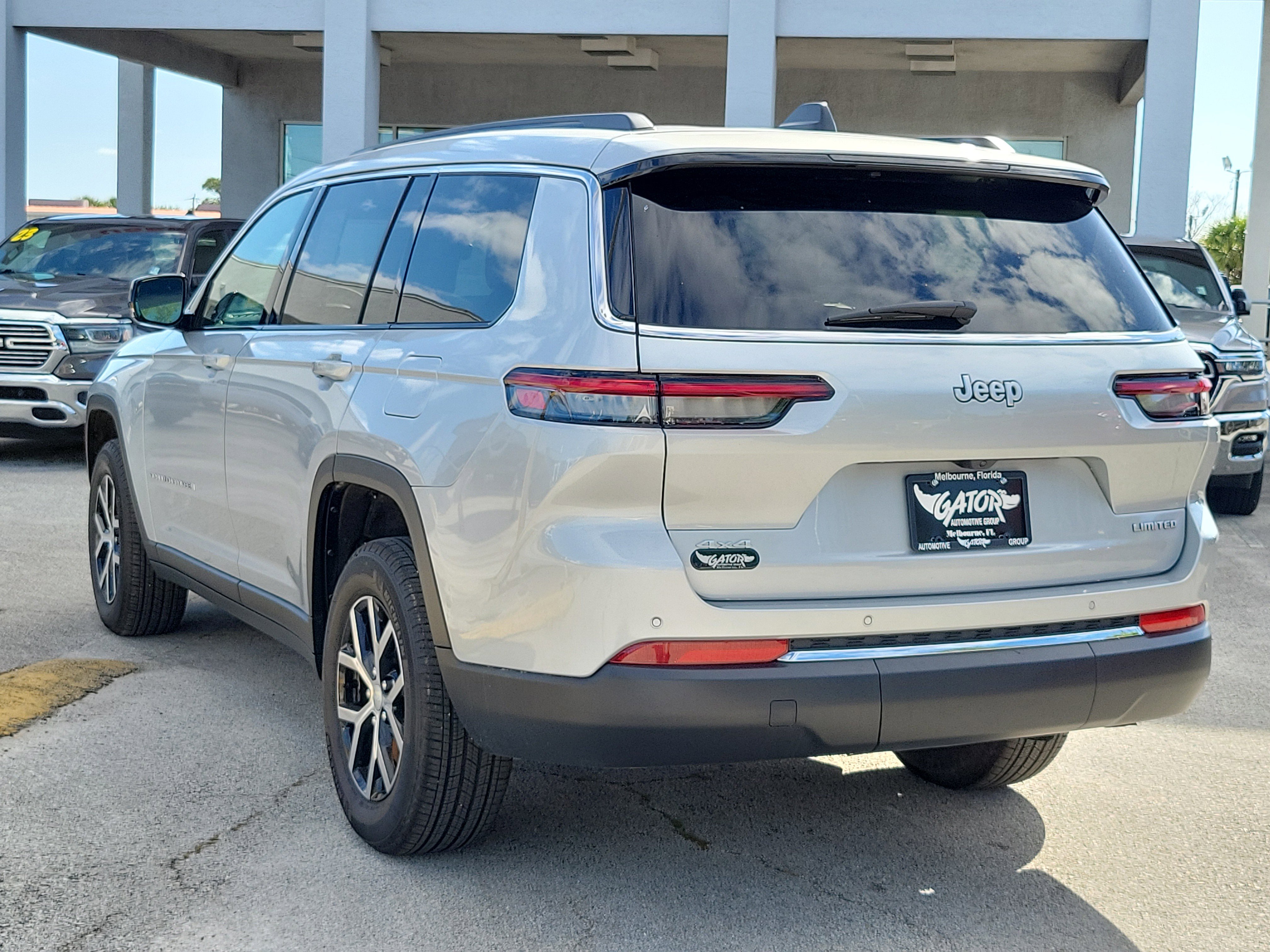 Used 2025 Jeep Grand Cherokee L Limited AWD/4WD image 3