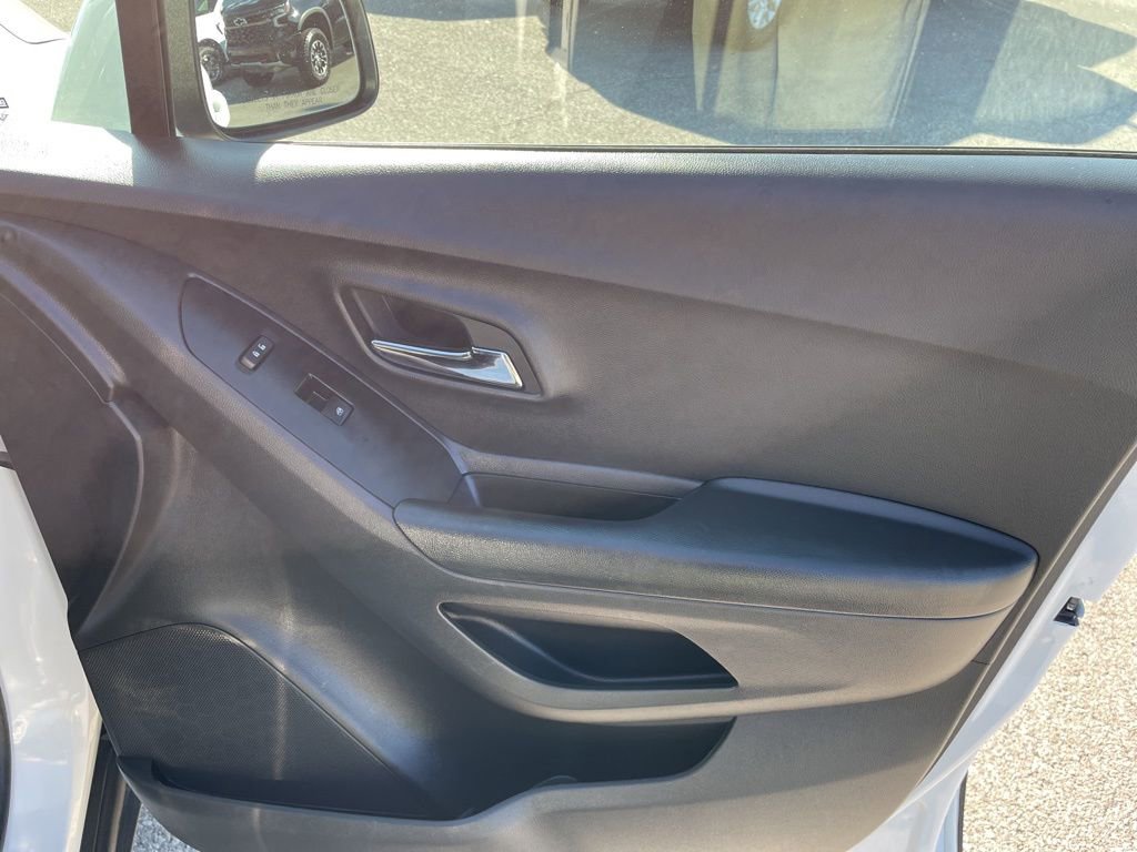 Used 2022 Chevrolet Trax LT AWD/4WD image 29