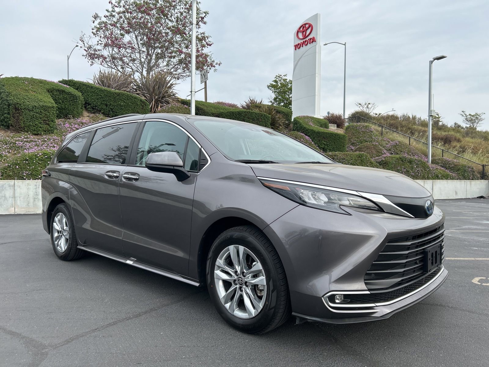 Used 2024 Toyota Sienna XLE w/ XLE Plus Package image 1