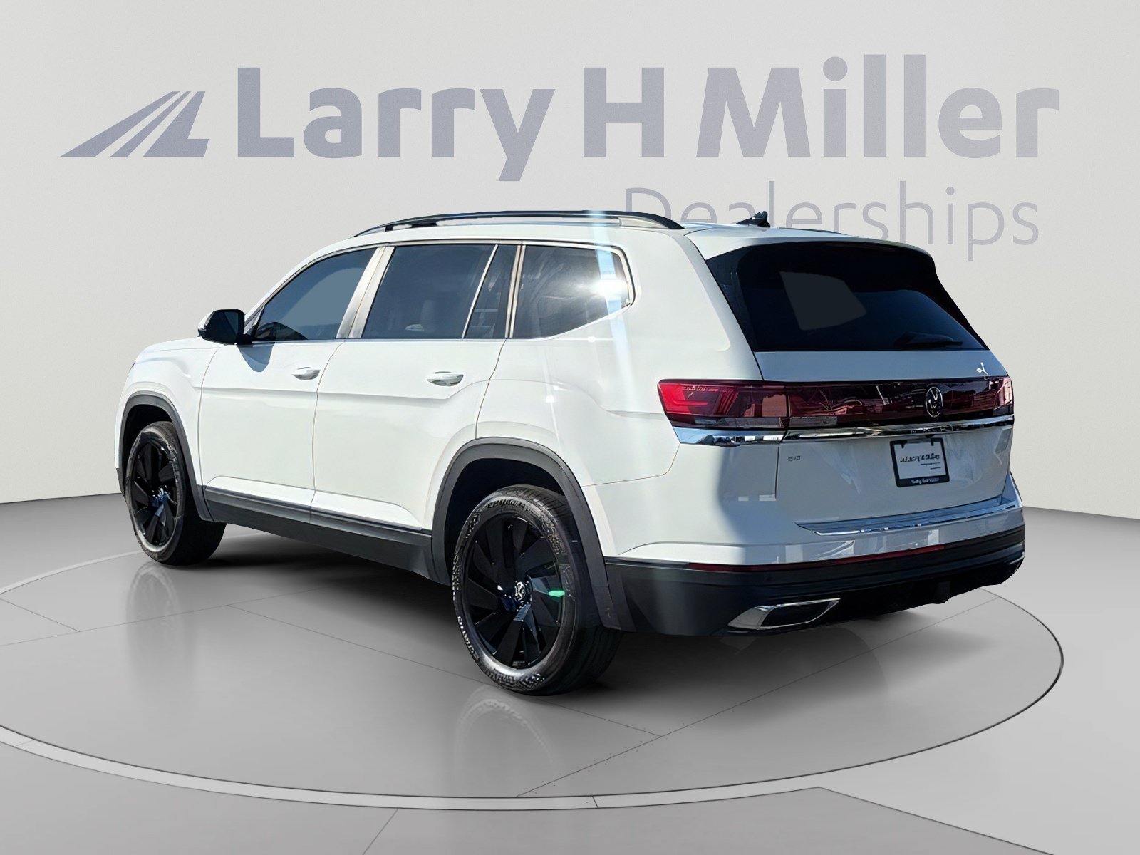 Used 2024 Volkswagen Atlas SE w/ Black Wheel Package FWD image 4