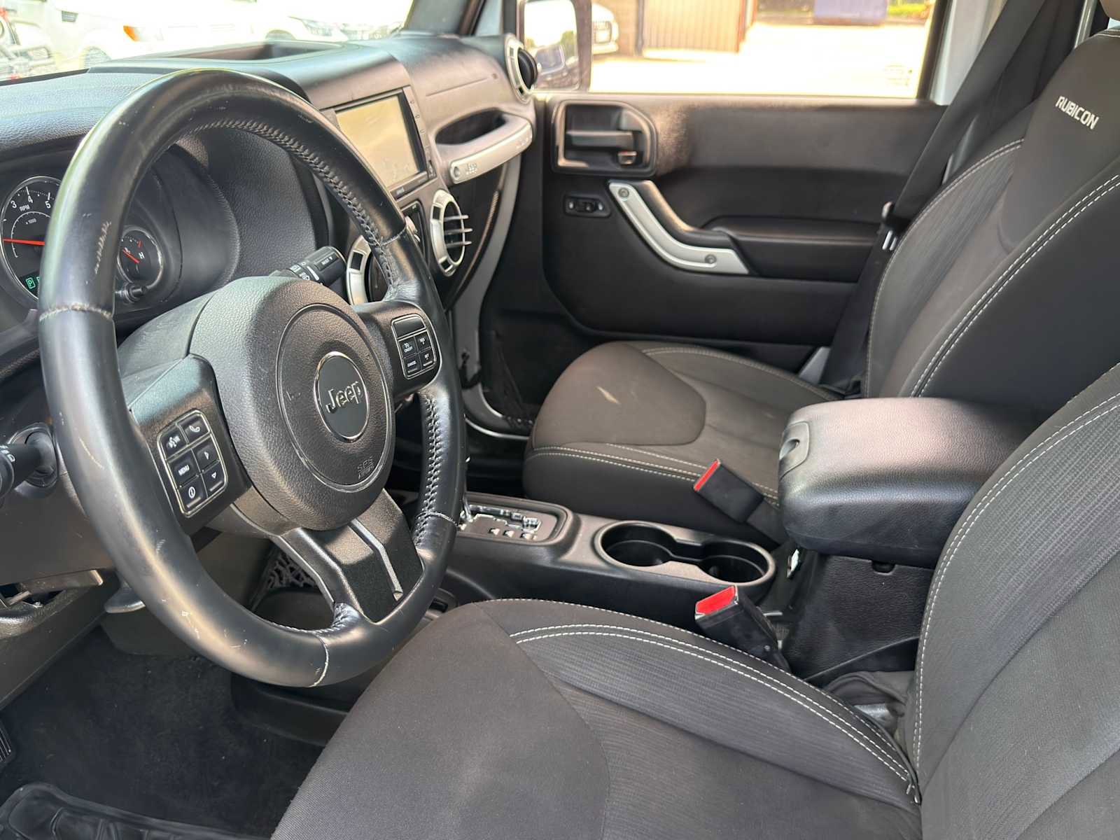 Used 2015 Jeep Wrangler Unlimited Rubicon w/ Connectivity Group AWD/4WD image 10
