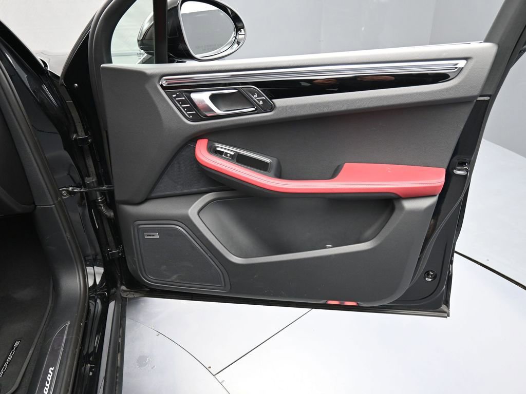 Certified 2025 Porsche Macan image 29