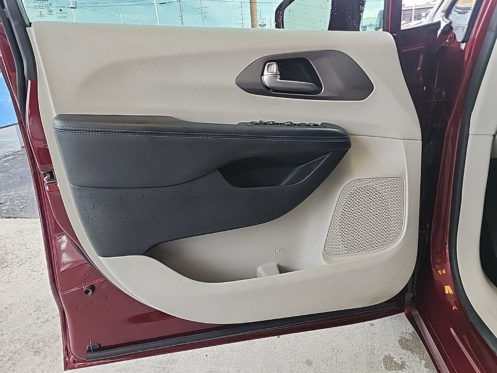 Used 2021 Chrysler Pacifica Touring FWD image 28