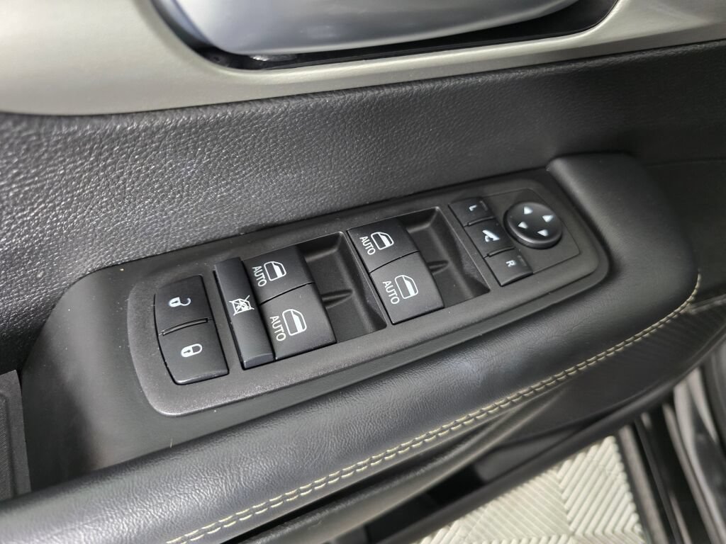 Used 2023 Chrysler Pacifica Limited w/ Uconnect Theater Family Group FWD image 22