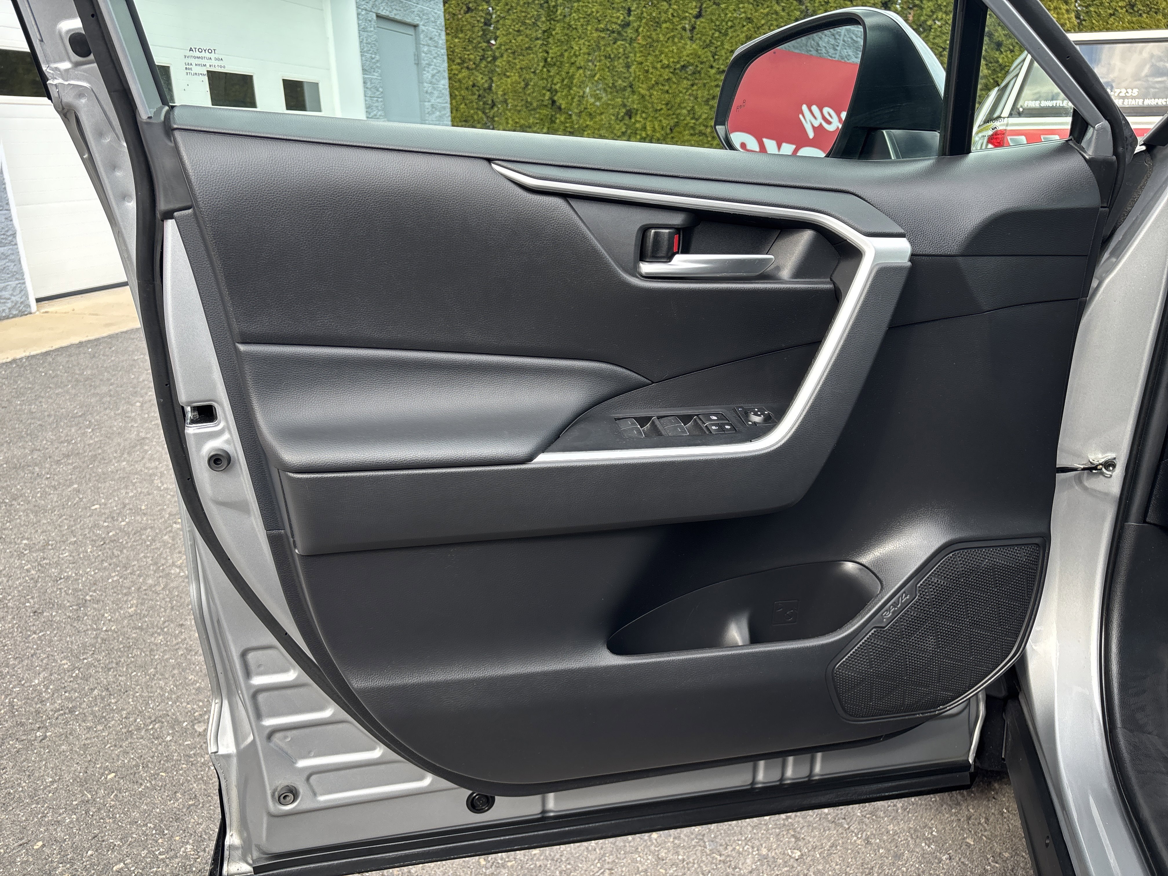 Used 2023 Toyota RAV4 SE w/ Convenience Package image 16