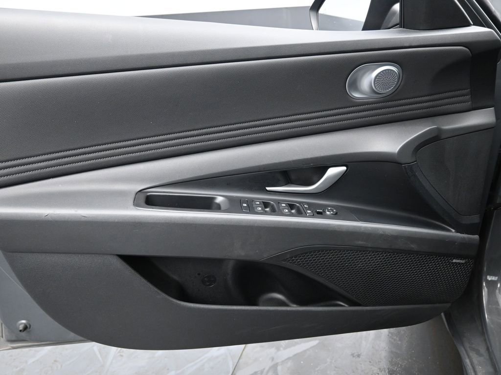 Used 2025 Hyundai Elantra Limited FWD image 24
