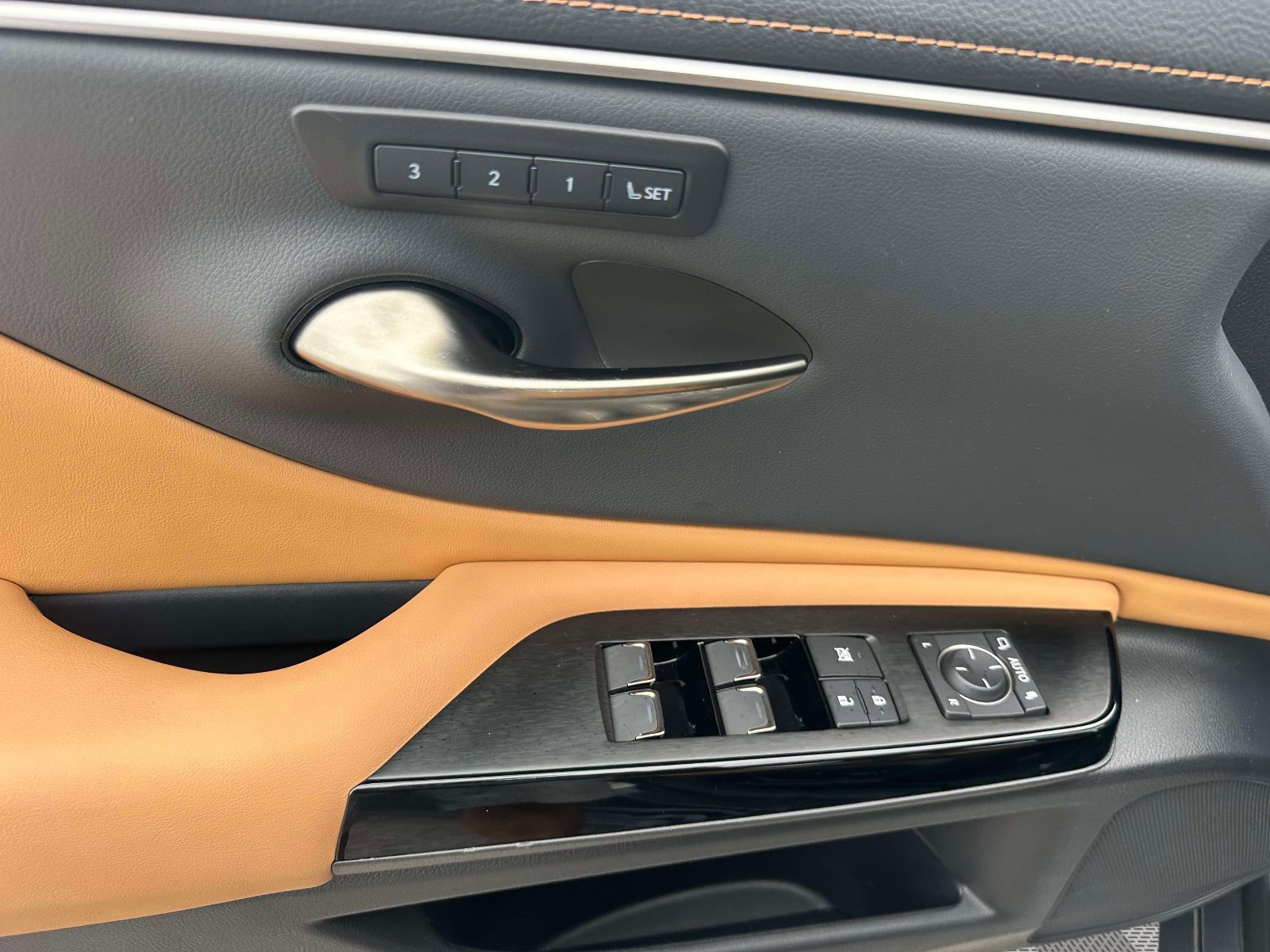 Used 2025 Lexus ES 300h w/ Premium Package FWD image 22