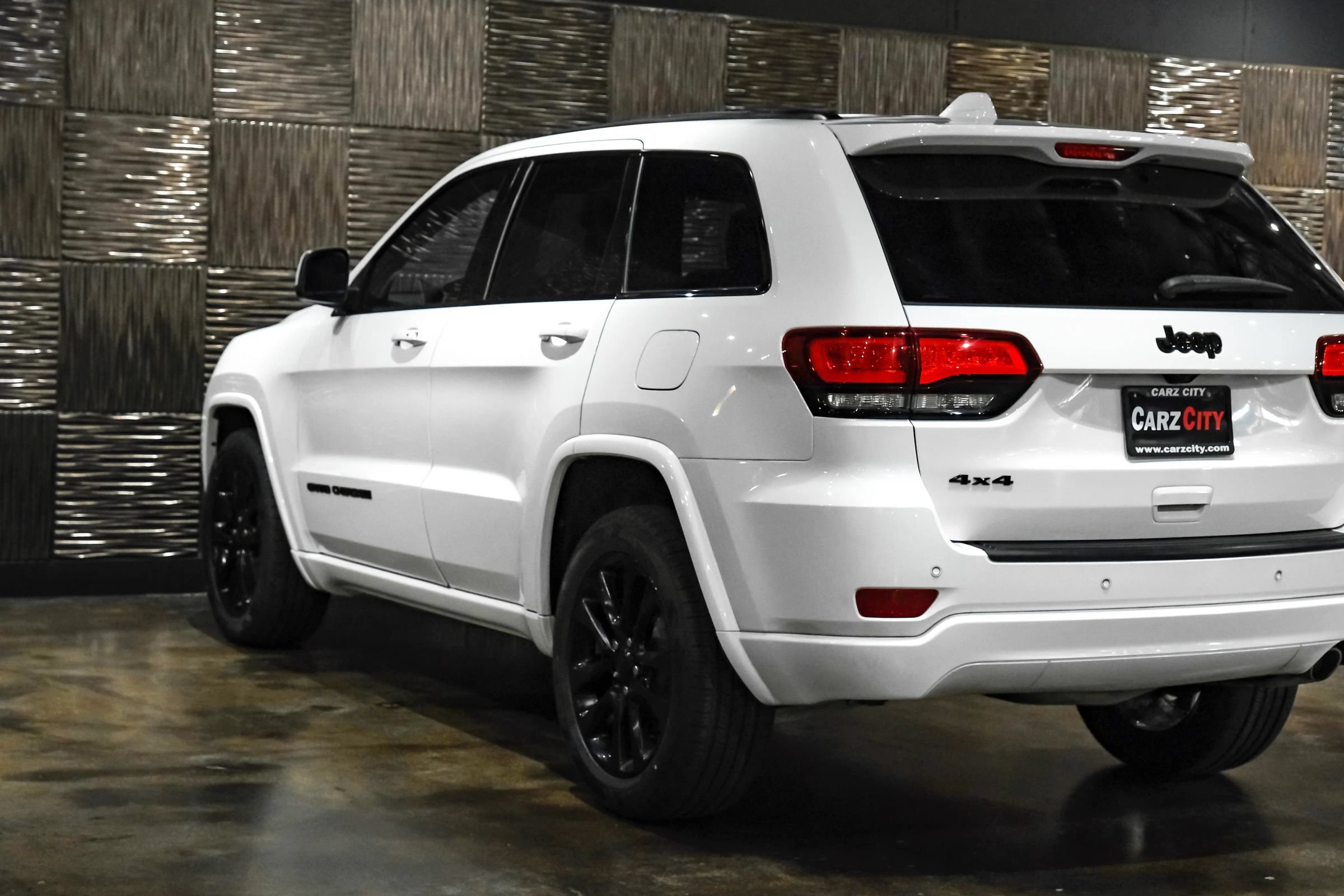 Used 2018 Jeep Grand Cherokee Altitude AWD/4WD image 12