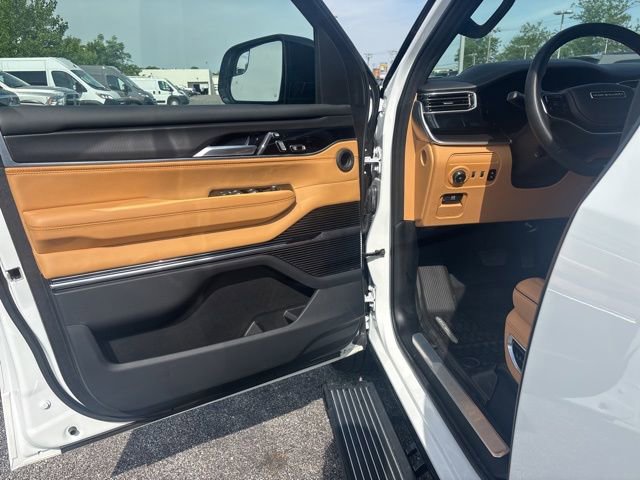 Used 2025 Jeep Grand Wagoneer L Series III w/ Rear Seat Video Group 1 AWD/4WD image 14