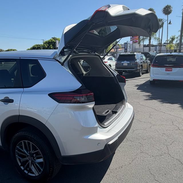 Used 2024 Nissan Rogue S FWD image 8