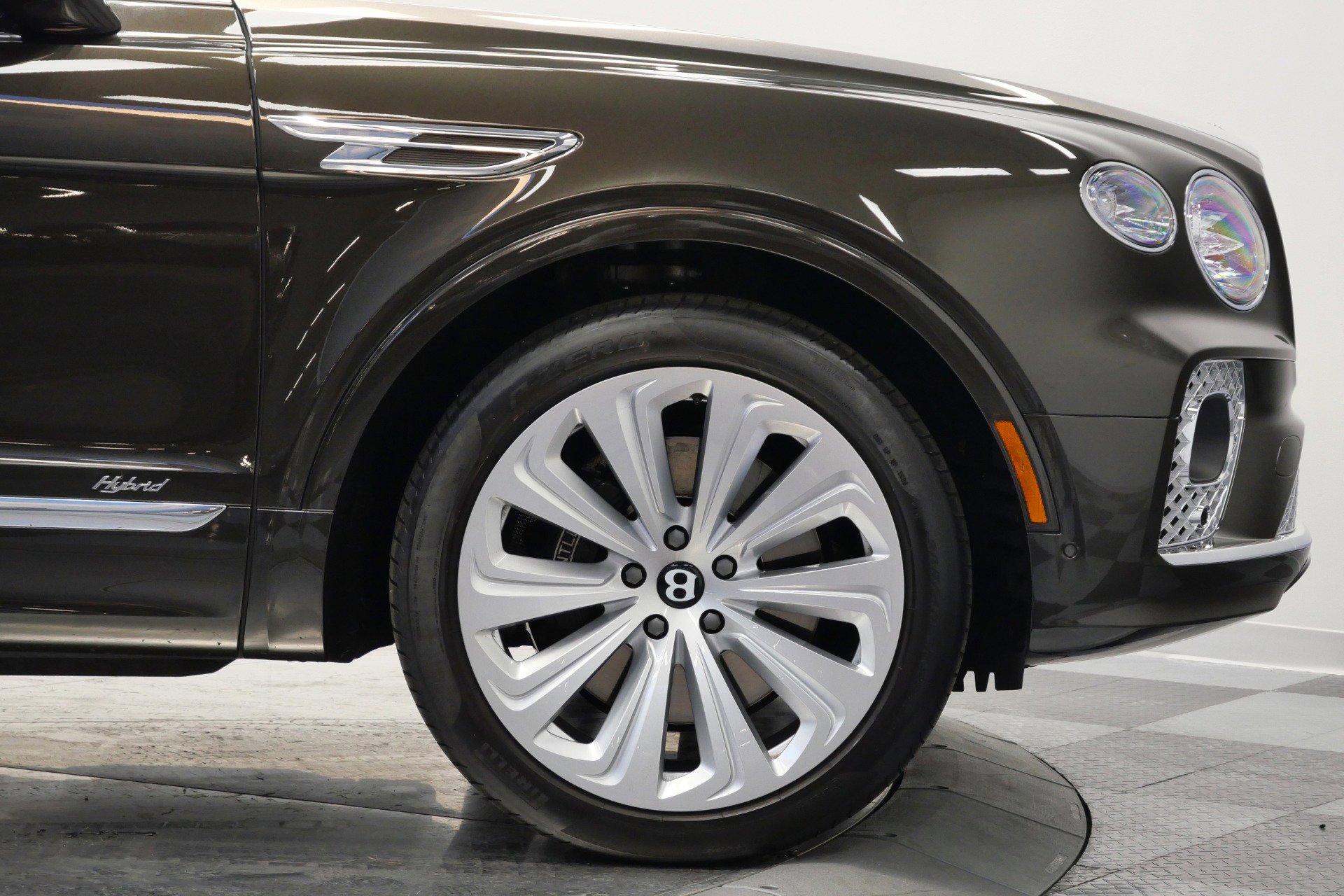 Used 2021 Bentley Bentayga Plug-In Hybrid image 49