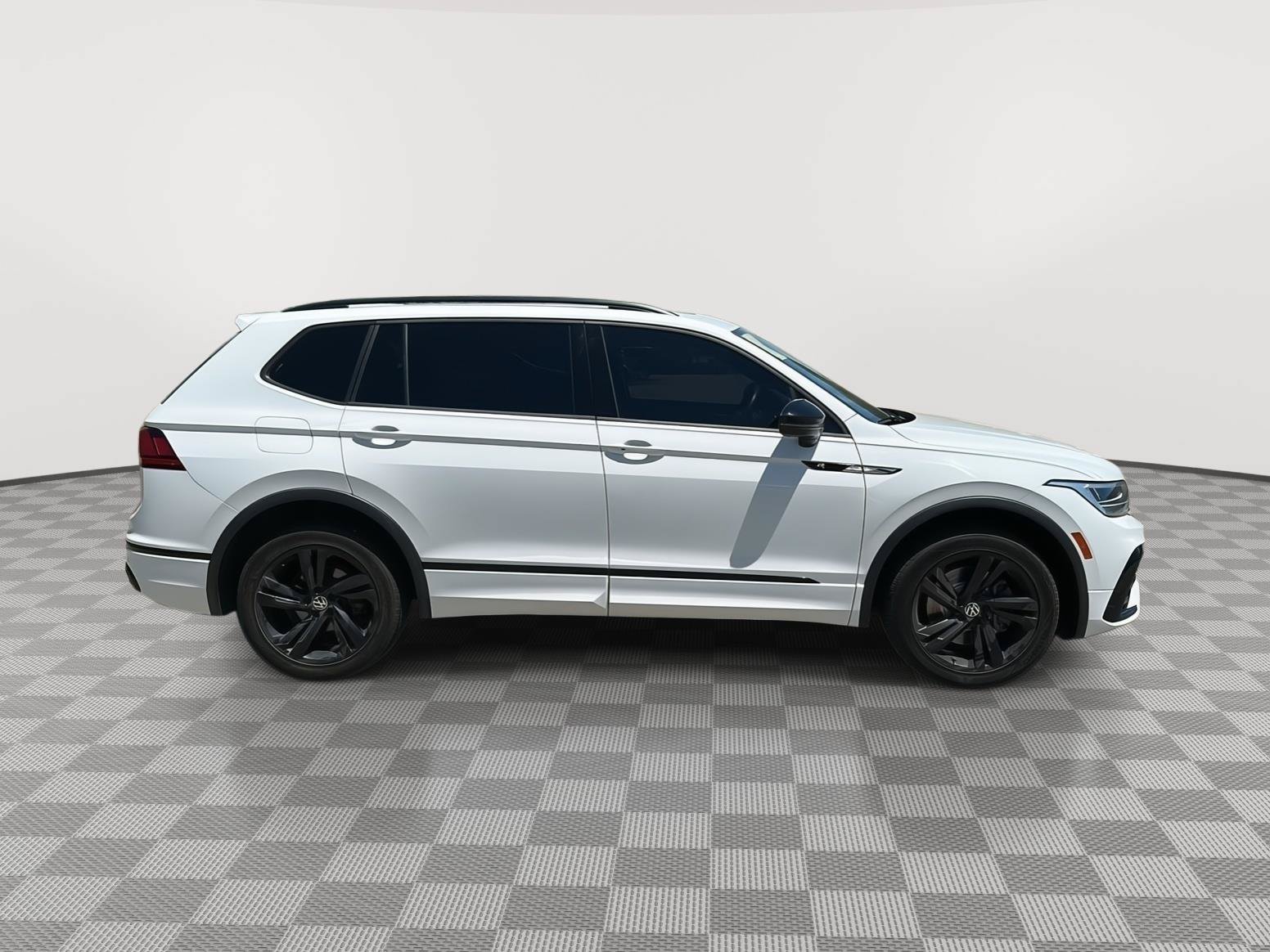 Used 2022 Volkswagen Tiguan SE R-Line AWD/4WD image 4