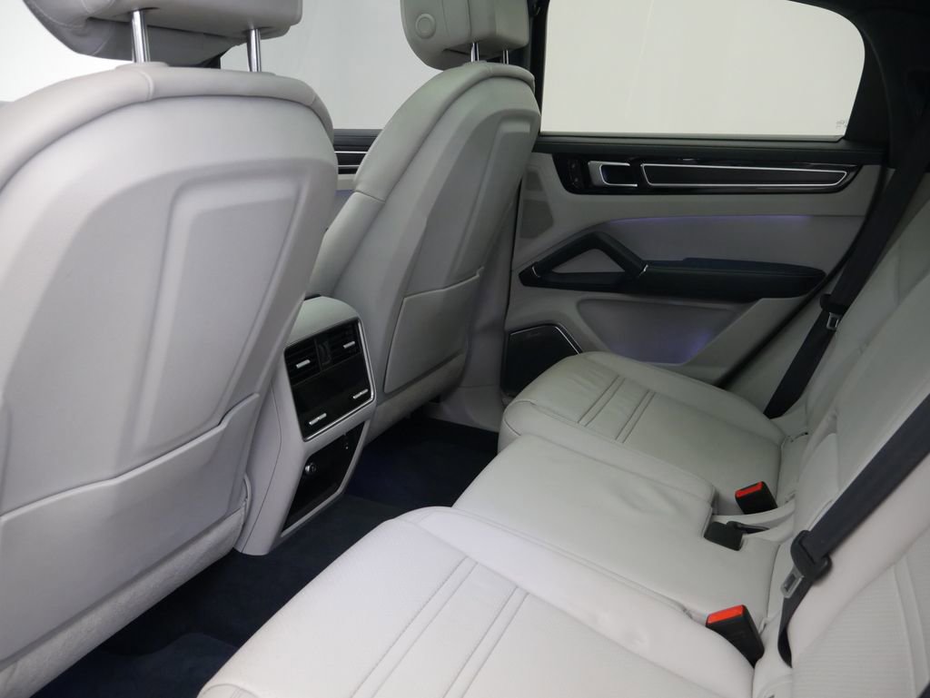 Certified 2023 Porsche Cayenne GTS AWD/4WD image 24